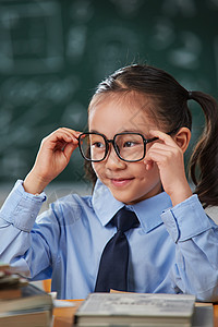 戴眼镜的小学女生图片