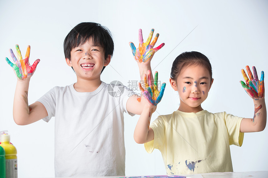 手上涂满颜料的小学生图片