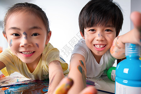 脸上沾着颜料的小学生图片