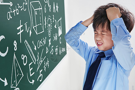 小学男生被数学题难住图片