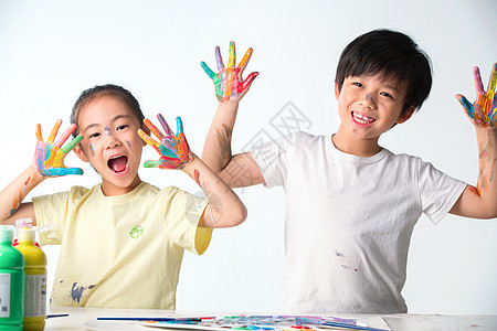 手上涂满颜料的小学生图片