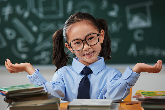 戴眼镜的小学女生图片