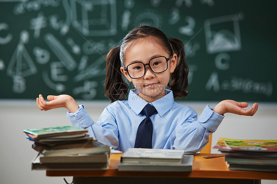 戴眼镜的小学女生图片