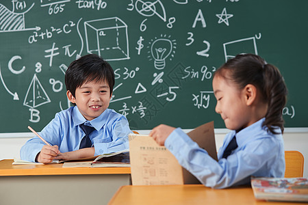 小学生在教室里上课图片