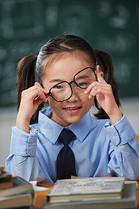 戴眼镜的小学女生图片