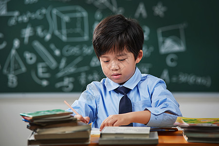 课堂上的小学生写作业图片