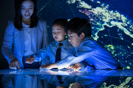 课堂上的老师和小学生图片