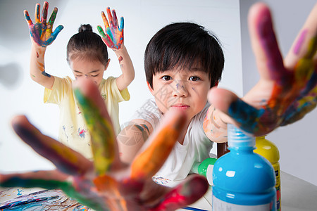 手上涂满颜料的小学生图片