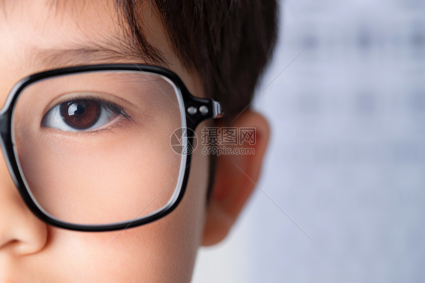 戴眼镜的小学男生图片