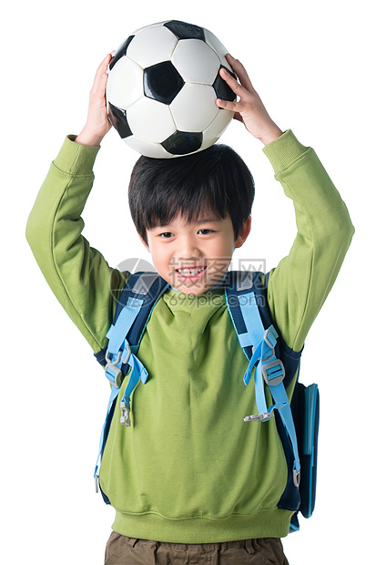 一个男孩把足球放在头顶图片