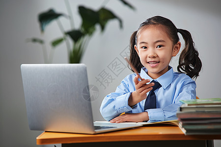 在空中的女孩小学女生在线上网课背景