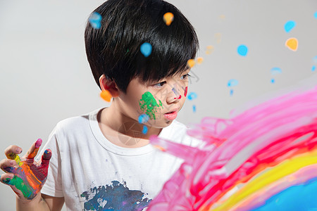 手上涂颜料涂鸦的小学生图片