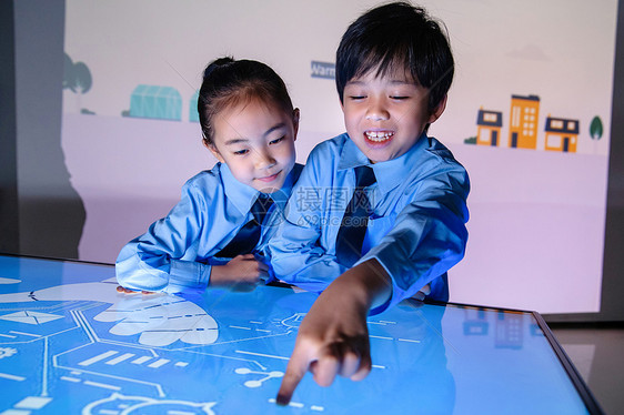 课堂上的小学生图片