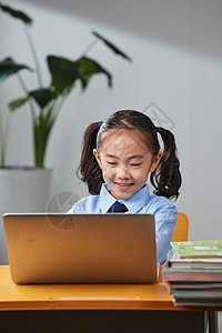 在空中的女孩小学女生在线上网课背景