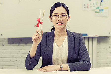 商务女士拿着喜报图片