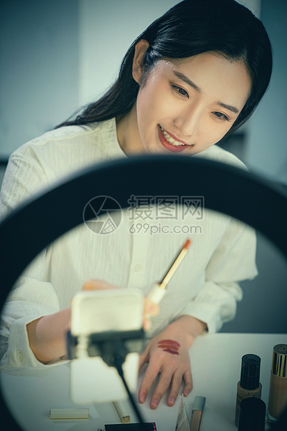 青年女人在线直播口红试色图片