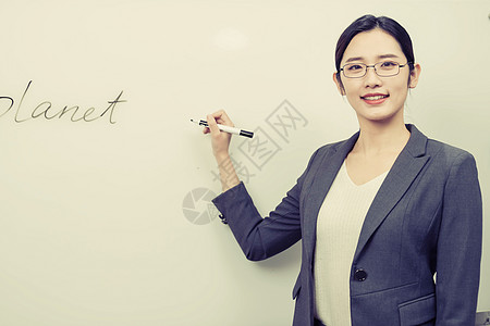 学习英语教英语的青年女教师背景