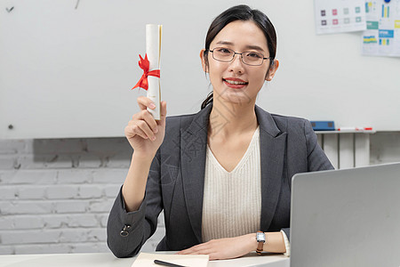 商务女士拿着喜报背景