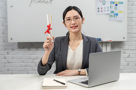 商务女士拿着喜报背景