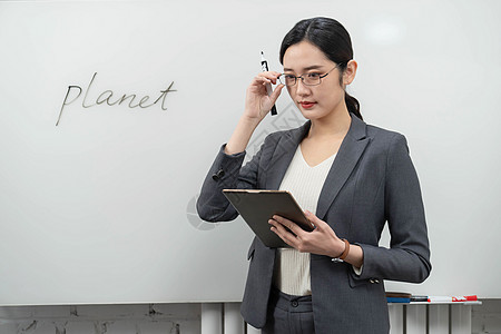 学习英语教英语的青年女教师背景