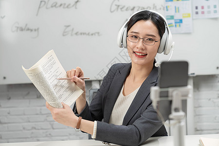 直播上网课的青年女教师图片