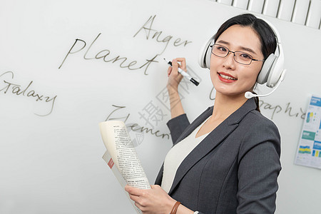 直播上网课的青年女教师图片