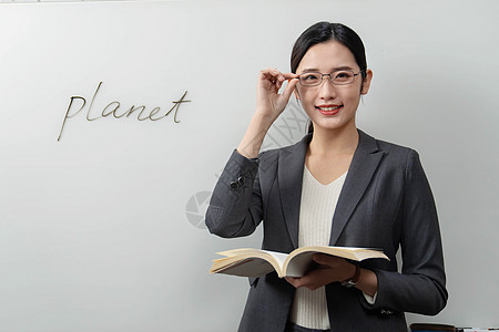 英语培训,教英语的青年女教师背景