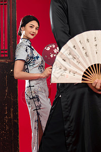 穿中式服装的青年夫妇图片