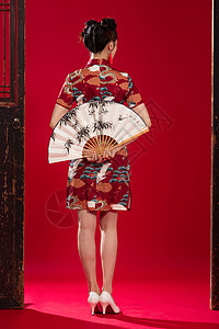 穿旗袍的青年女人拿着折扇图片