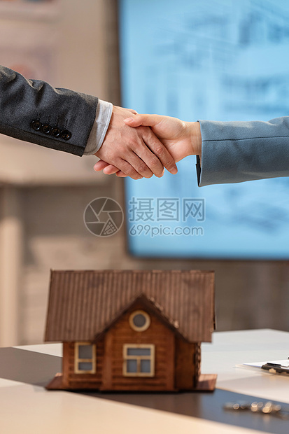 房地产销售和顾客握手图片