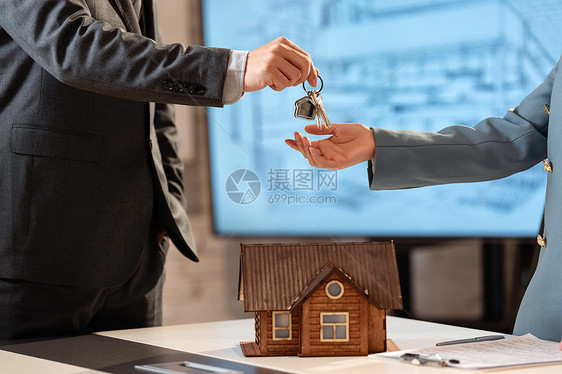 房地产销售给顾客钥匙图片