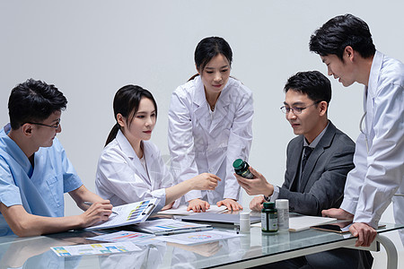 医药销售代表和医生交流图片素材