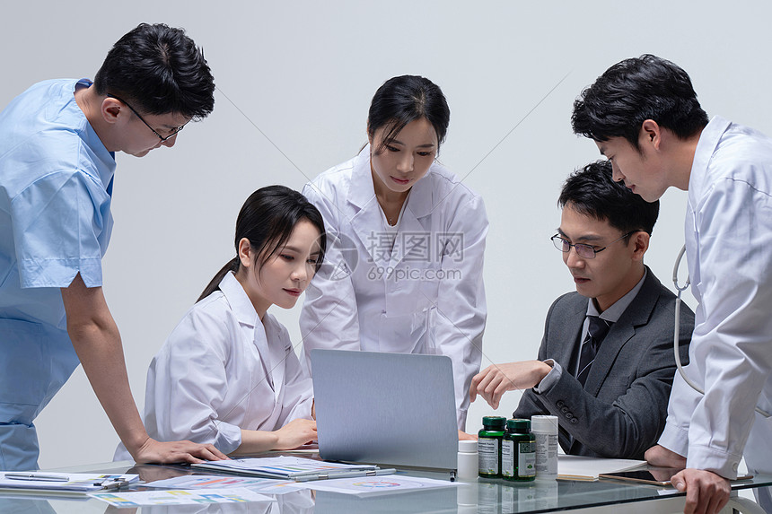 医药销售代表和医生交流高清图片下载-正版图片507625693-摄图网