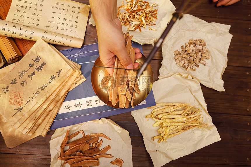中草药称重高清图片下载-正版图片507626051-摄图网