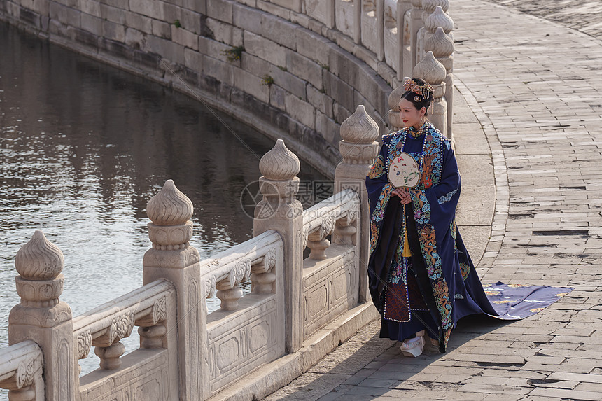 站在护城河边的古装美女图片