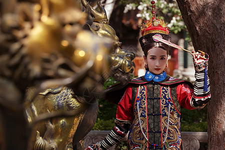 身穿清宫服的青年女人图片