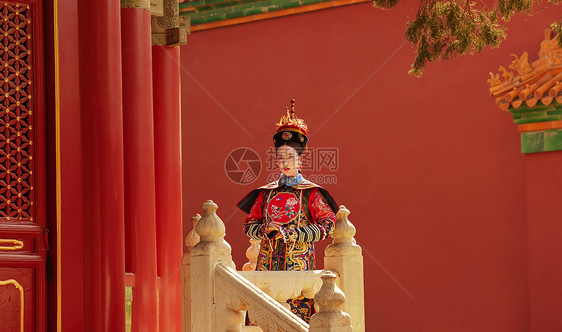 身穿清宫服的青年女人图片