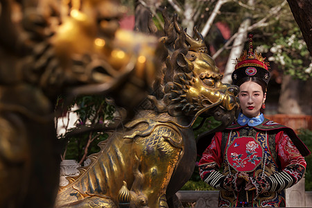 身穿清宫服的青年女人图片