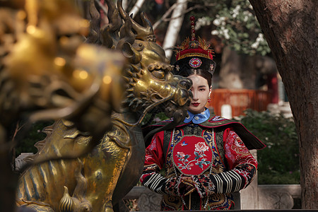 立即下载照片  |身穿清宫服的青年女人立即下载照片  |身穿清宫服的