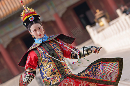 中国故宫身穿清宫服的青年女人背景