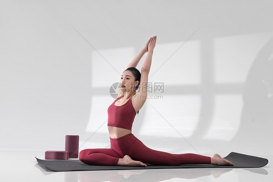 年轻女人练习瑜伽图片