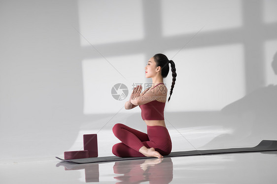 年轻女人练习瑜伽图片