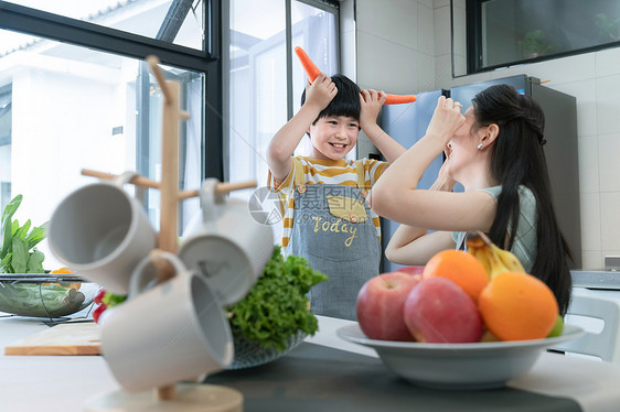 在厨房里做饭的快乐母子图片