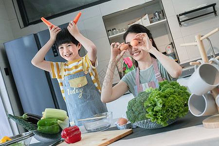 妈妈厨房在厨房里做饭的快乐母子背景