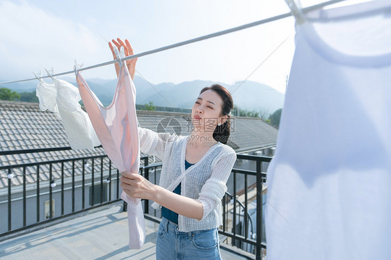 青年女人晾晒衣服图片