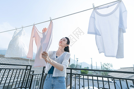 青年女人晾晒衣服图片