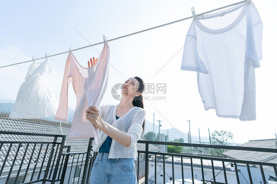 青年女人晾晒衣服图片