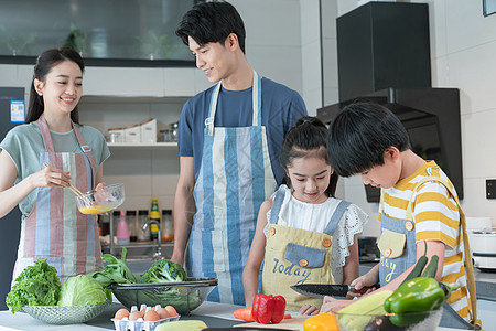 年轻父母教孩子学做饭图片