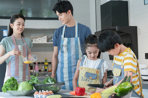 年轻父母教孩子学做饭图片