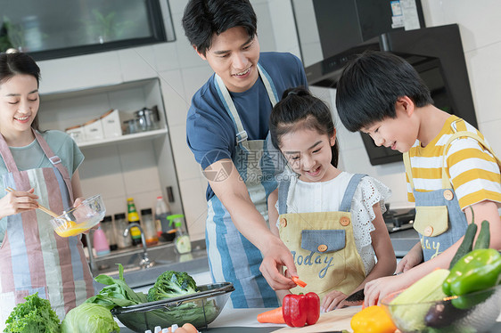 年轻父母教孩子学做饭图片